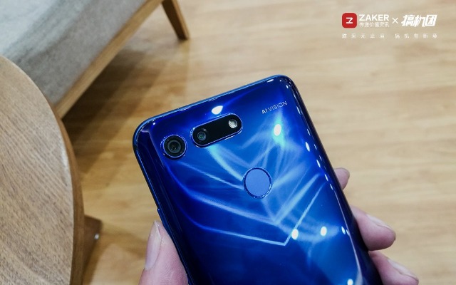 挖孔屏好用吗，相机自带8倍镜，能玩英雄联盟：荣耀V20体验