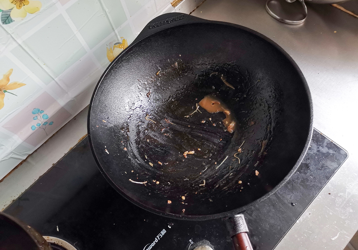 瑞典造的千元铁锅，重4.2公斤，百年核桃木握把，管用一辈子