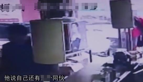 23岁小伙去酒吧打工,年轻小伙只想走捷径