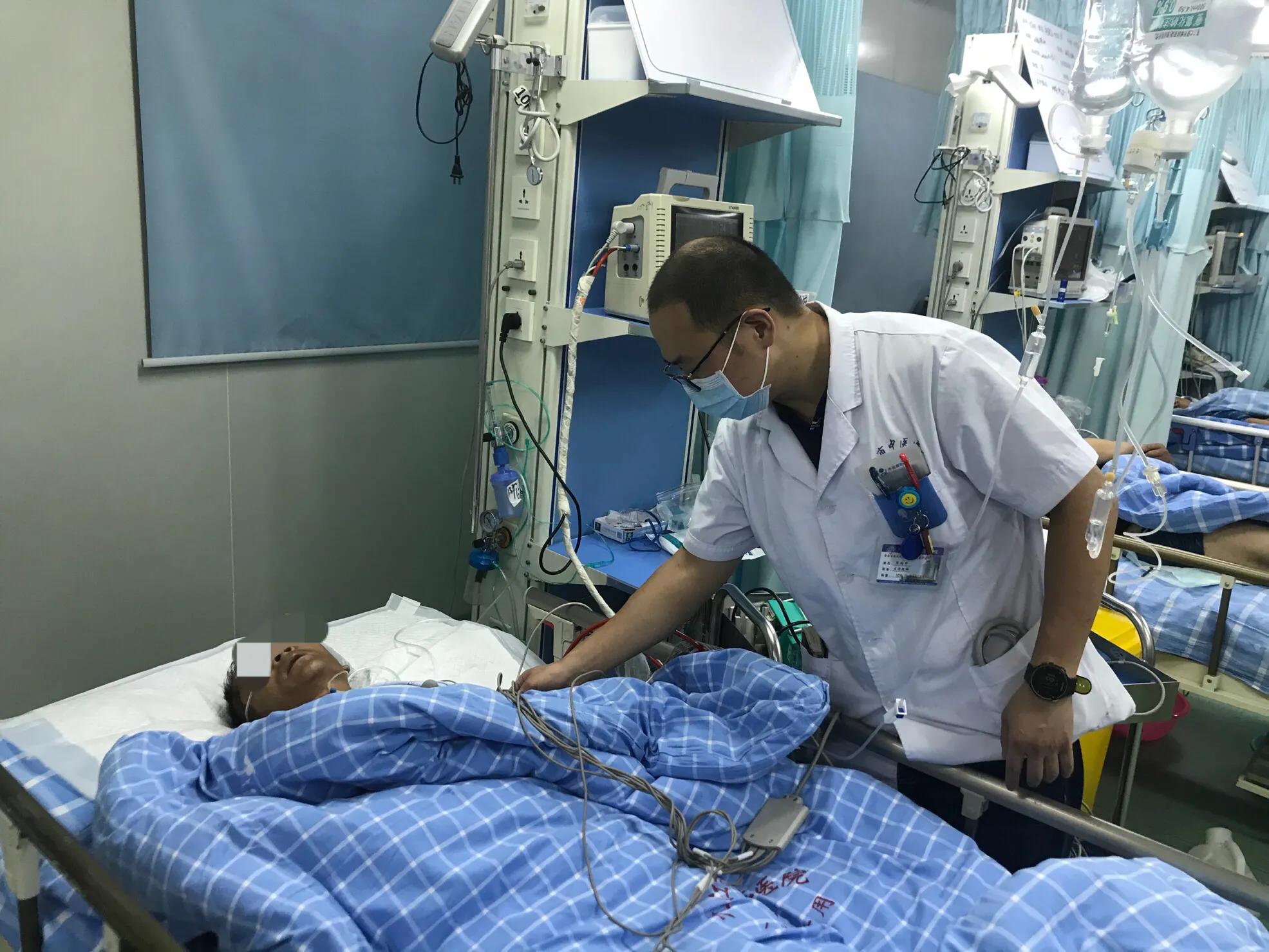 老人休克中医刮痧显奇效,老太太治疗中暑民间土方