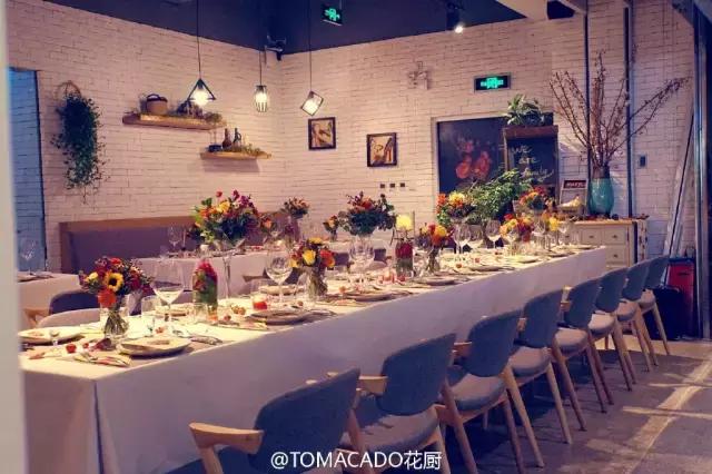 她在北京开了一家可以吃的花店，受众人追捧，还引来了李健