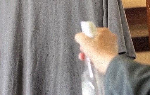 洗皱了的衣服不熨怎么弄平,把衣服熨皱了怎么办