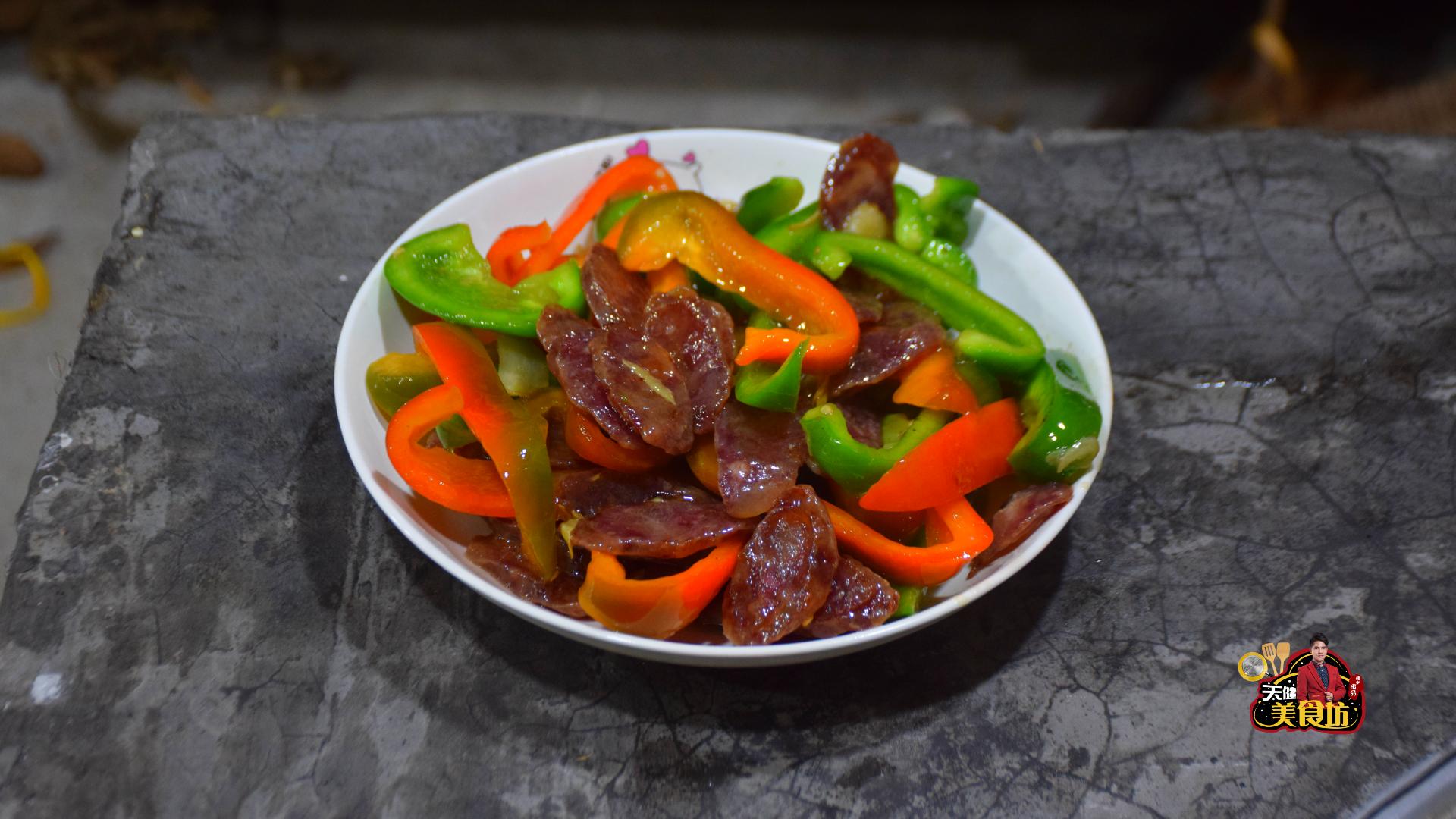 菜椒土豆炒腊肠的家常做法,菜椒西红柿炒广式腊肠
