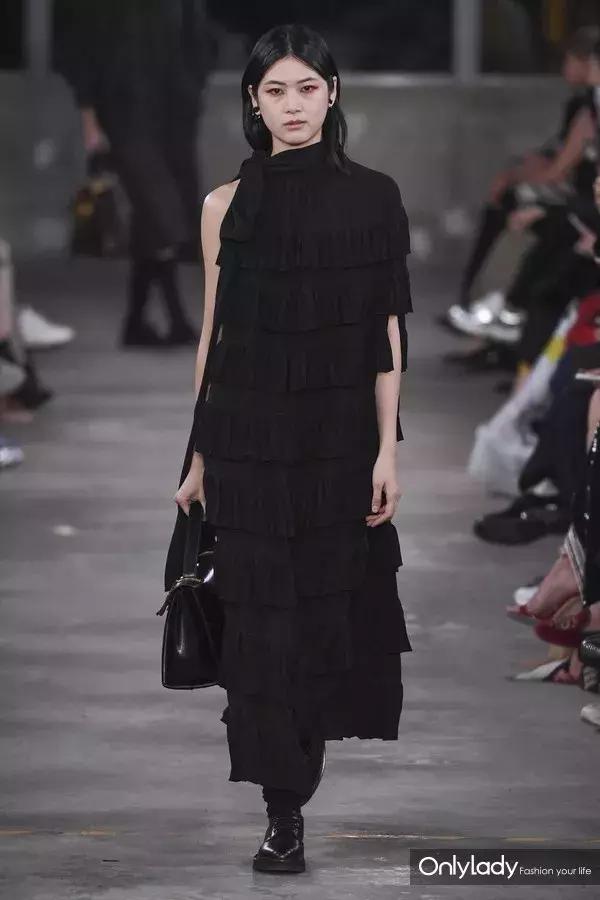 张艺兴valentino东京神图,张艺兴valentino秀场表演