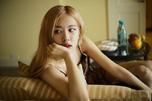 韩国最火女团金智妮朴彩英,韩国女团金智妮马甲线