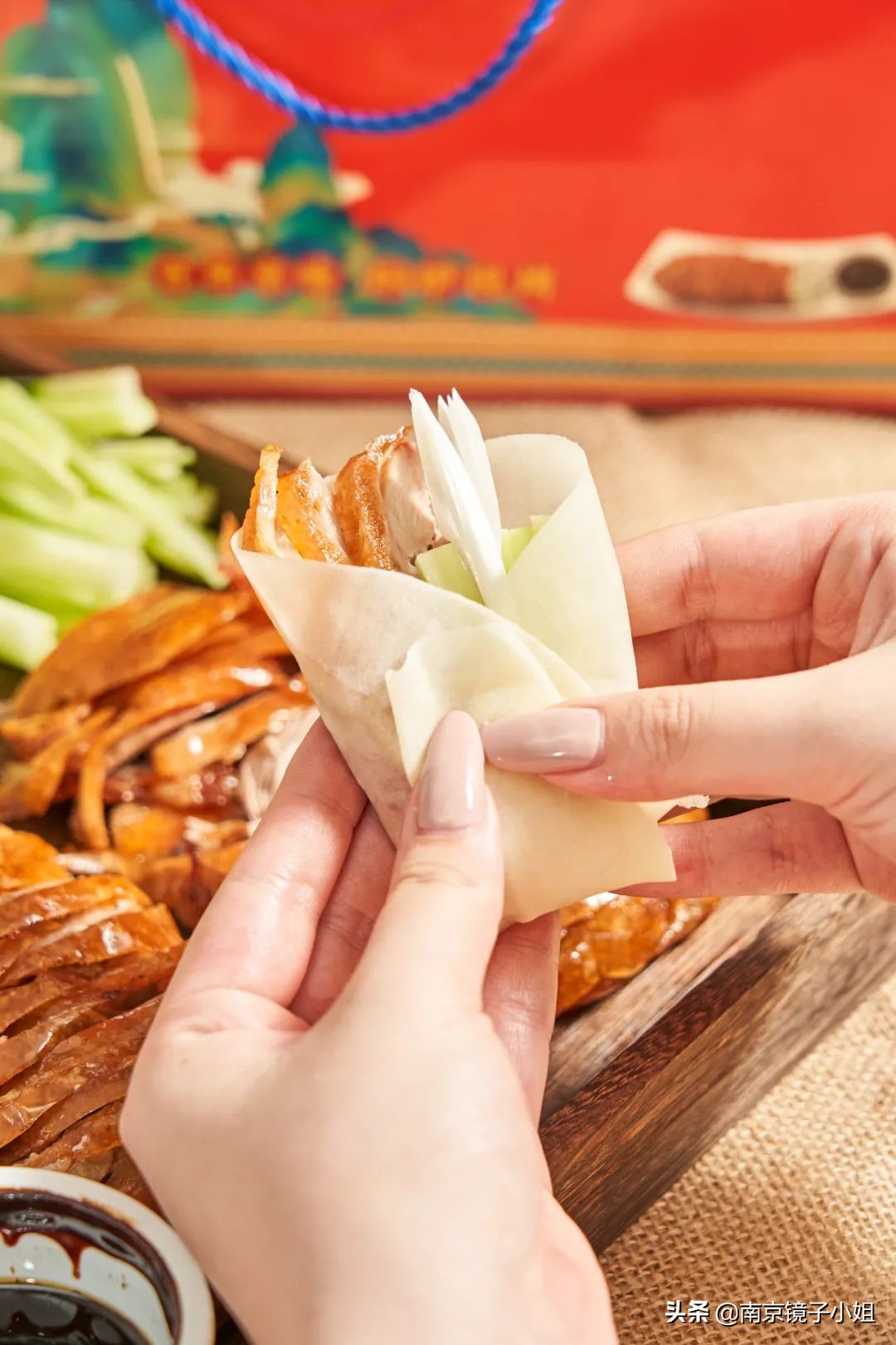 烤鸭最酥的一块鸭皮酥到了极点,味道纯正的烤鸭肉质鲜嫩