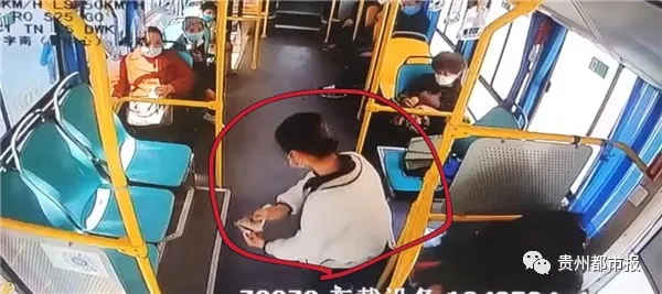 帮老人擦粪的女孩,公交车上为老人擦粪的白衣女孩