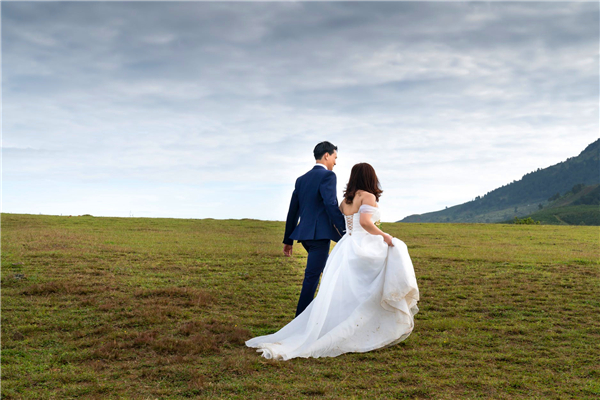 “嫁给穷小子，你早晚会后悔”，听了父亲的话，我果断放弃了婚姻