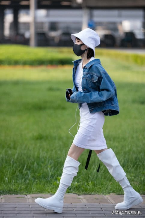 小个子别像王子文这样穿，过膝靴又肥又大丑爆了，还显矮