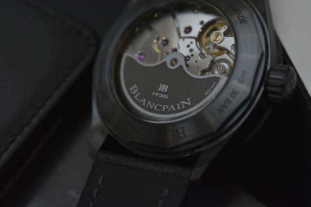 把一台超跑戴在手上,把车捧在手里