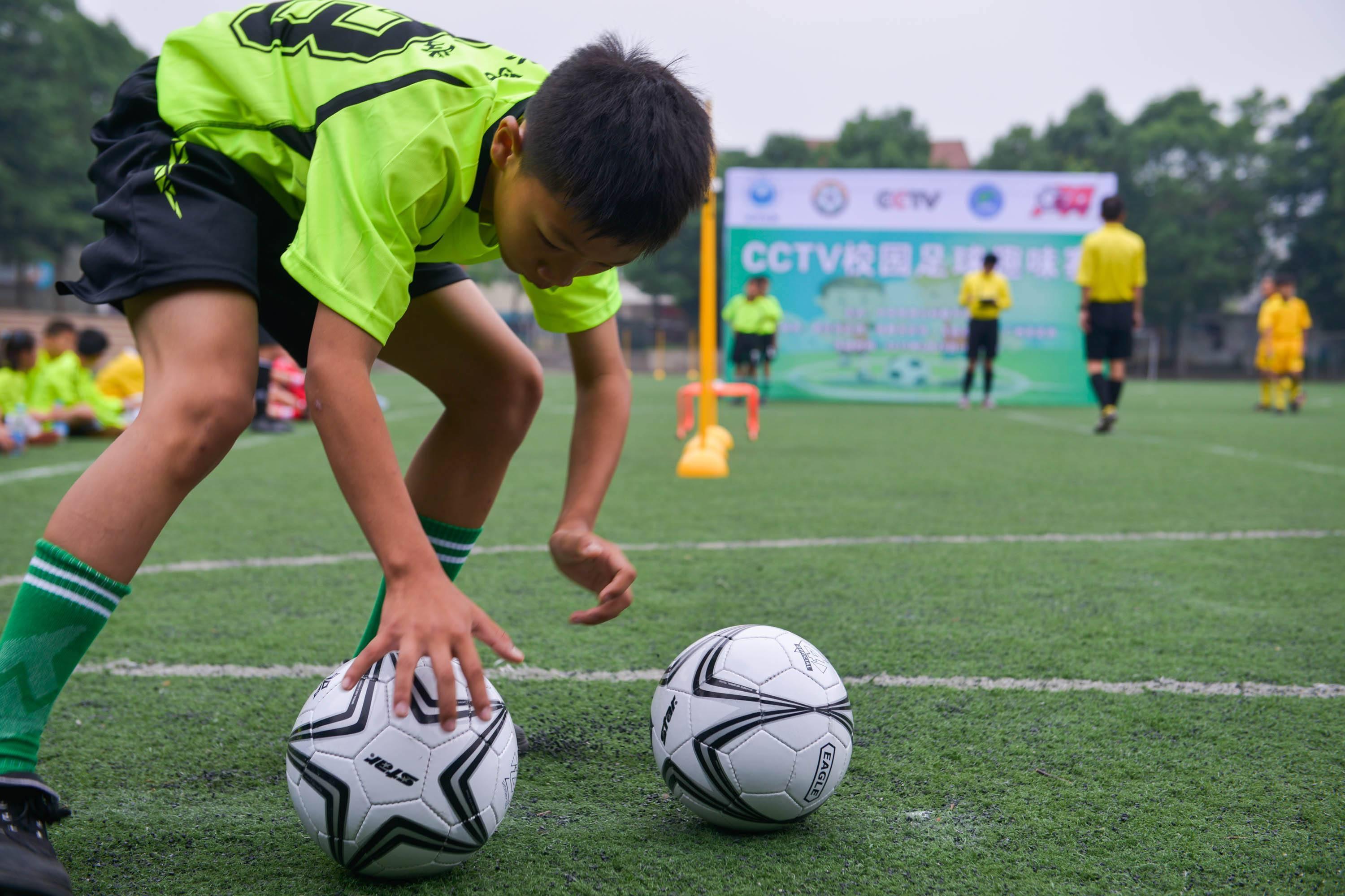 校园足球比赛的描述,校园足球最简单的策略和战术安排