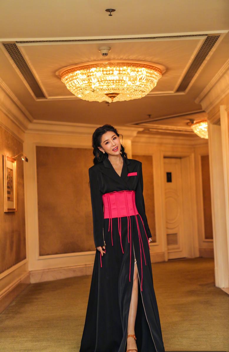 李小萌穿深v领亮片连衣裙亮相,李小萌穿着黑色裙子戴束腰