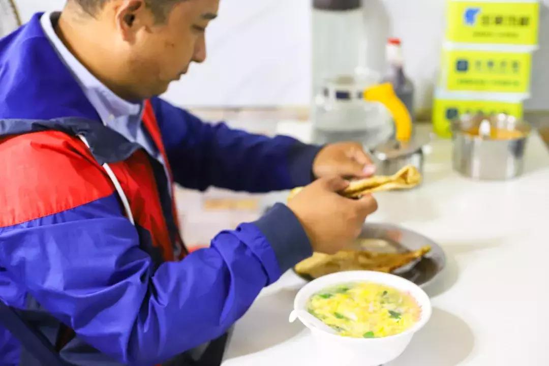 从摆摊到开店，阜阳20多年的早餐店，生意火到老板需要拿话筒喊号