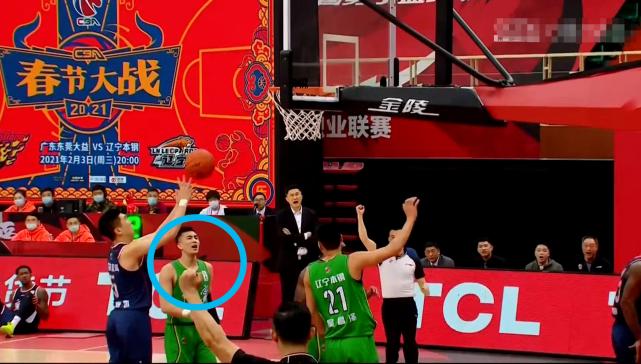 郭艾伦被裁判抱怨,赵睿对郭艾伦的抢断