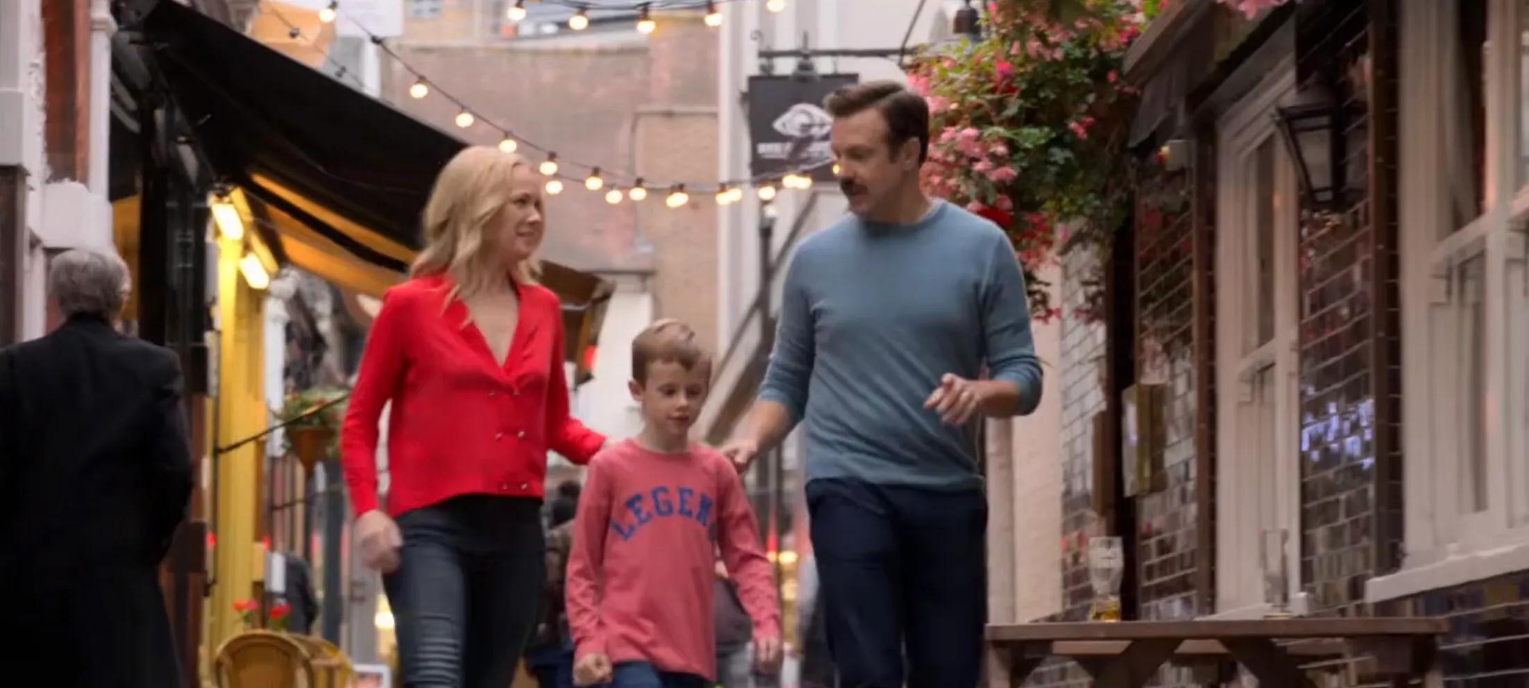 《足球教练》:为了报复频频出轨的前夫,她聘请了美国橄榄球教练