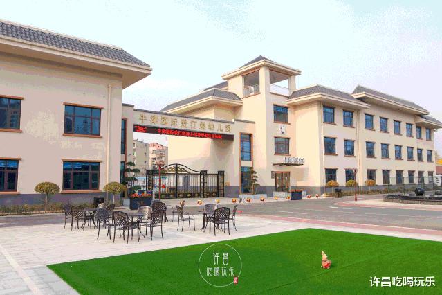 高尔夫球场、外教老师、恒温游泳池，这是什么神仙幼儿园？