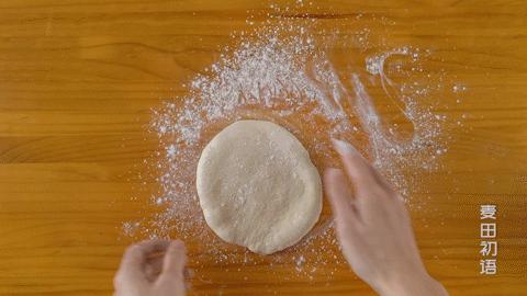 简单易学的披萨饼胚教程,意式超薄披萨饼胚家庭做法