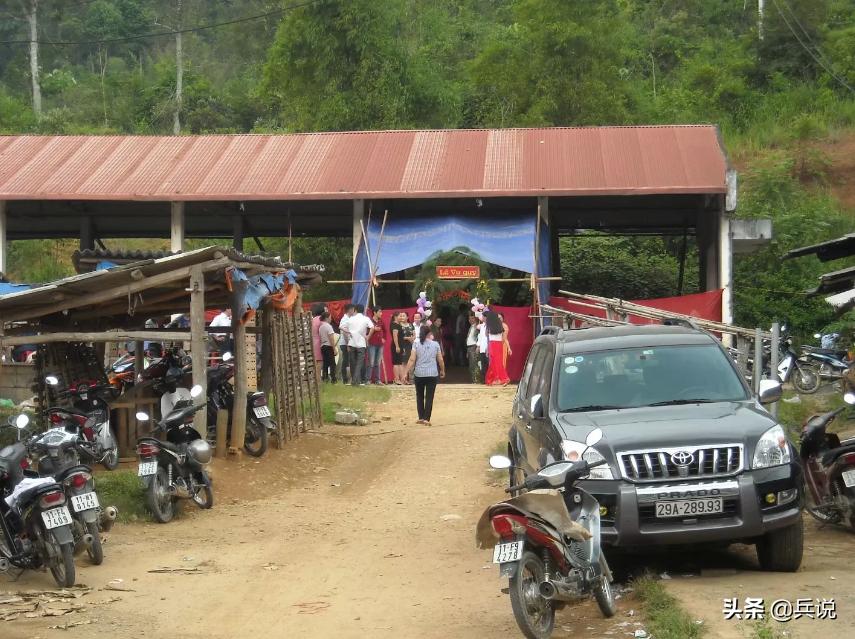 越南老兵重回当年战斗过的洞穴 (越南老兵回忆丛林战争)