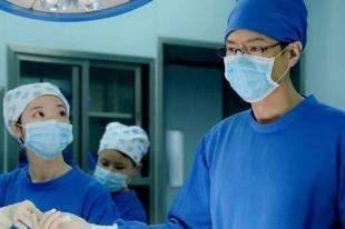 产妇分娩被“围观”，吓得使不出力气，在产科遇到男医生，尴尬