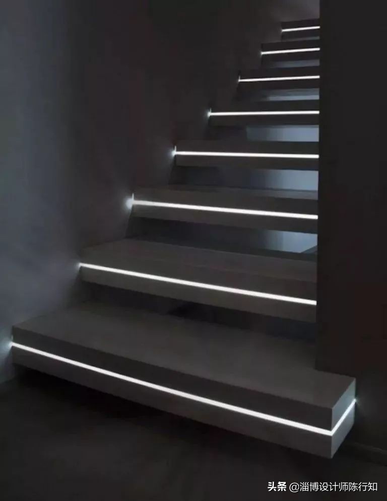 楼梯玻璃扶手灯带安装步骤,楼梯感应流水灯带安装走线