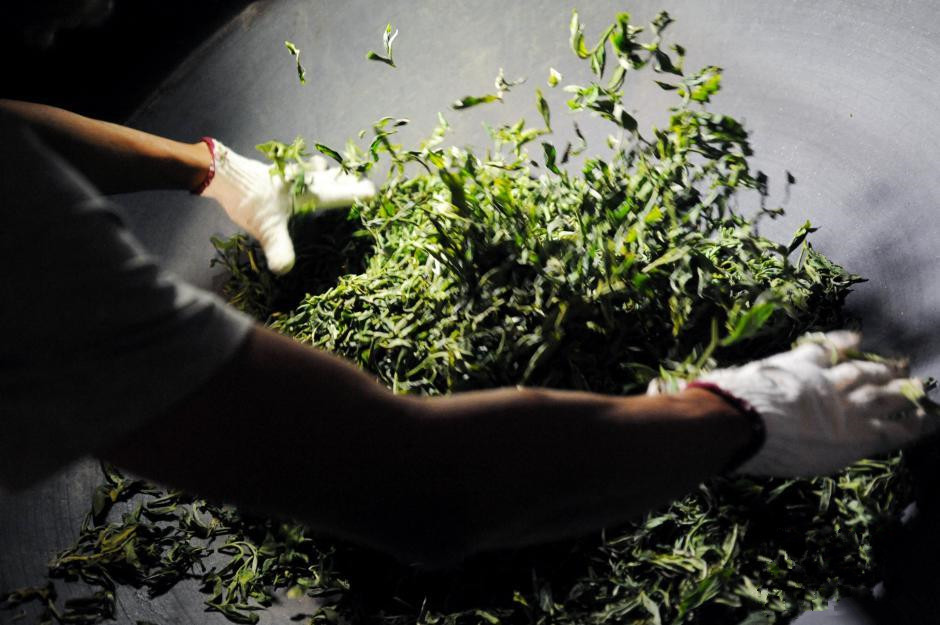 普洱茶熟茶压制方法是什么,普洱生茶紧压茶的正确打开方式