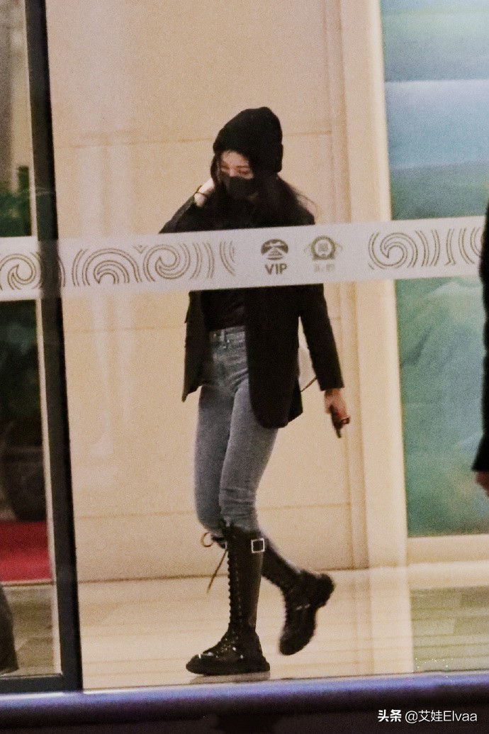 杨幂发嗲,杨幂身穿白色短裙气场十分强大