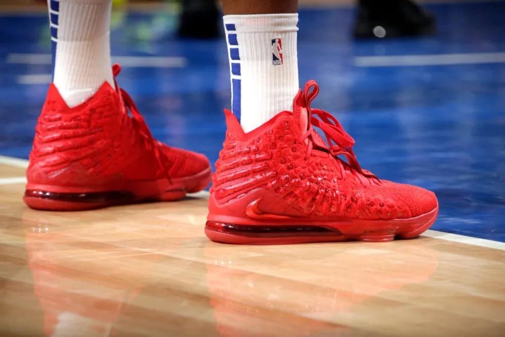 NBA球员上脚:莫里斯穿詹姆斯球鞋,库克的KD12很帅气