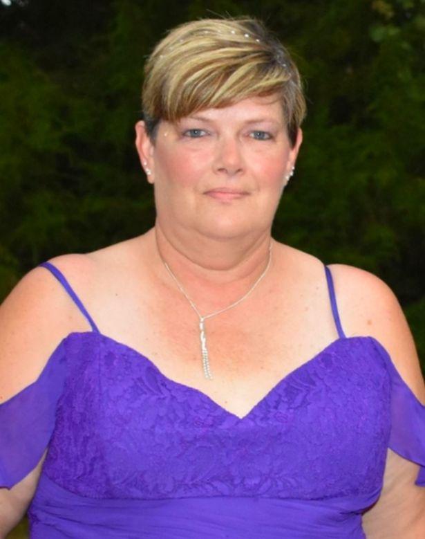 美新娘重金定做孔雀蛋糕，婚礼变“死鸡”，设计师救场弄掉鸡头