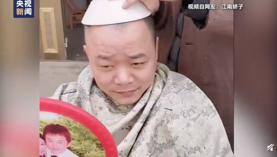 女性自己在家剪头发视频,中年妇女自己在家剪头发