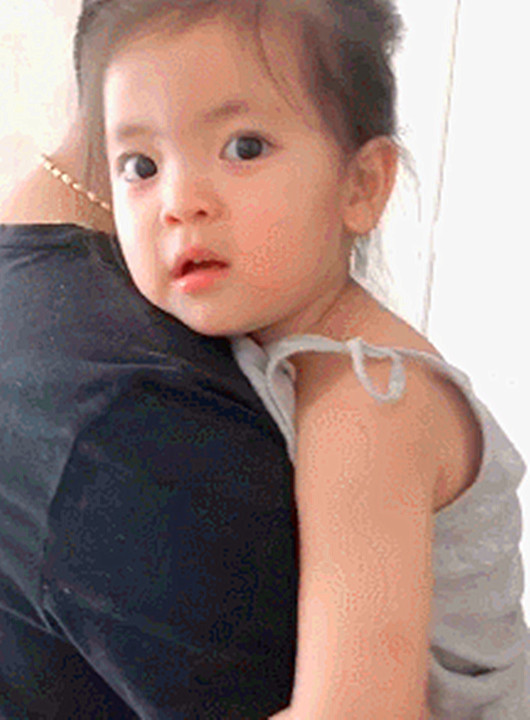 这是给自己生了个情敌吧？女儿太黏爸爸，妈妈欲哭无泪