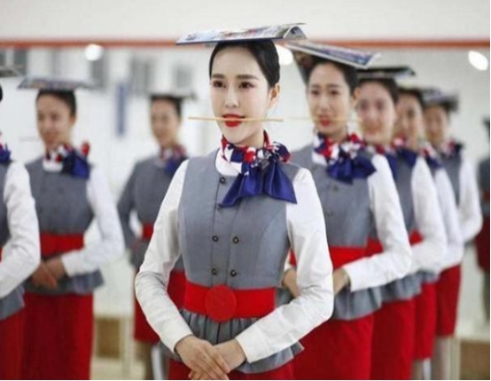 郑强谈空姐端茶倒水,郑强教授谈到空姐要研究生学历