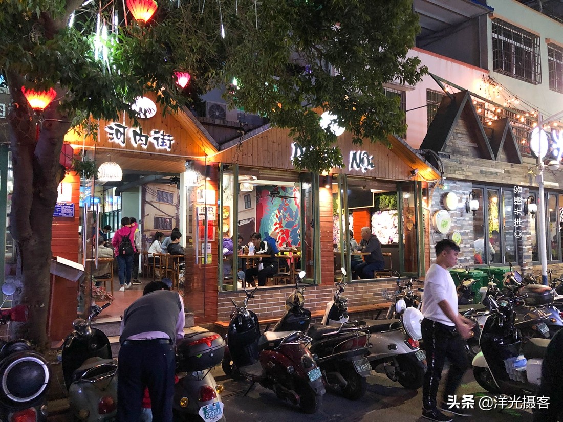 中国最小镇,居民都来自越南,楼顶一年四季插着中国*旗国**