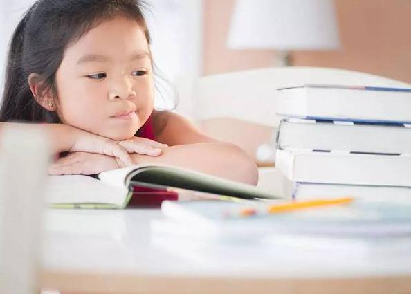 家长怎么教育孩子拖延症,孩子磨蹭有拖延症家长不能光靠催