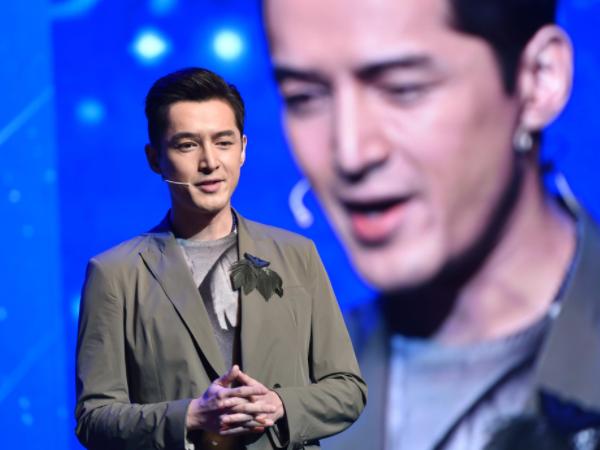 男星为了变白，涂粉底比女星涂得还白还厚，身为黄皮肤委屈他们了