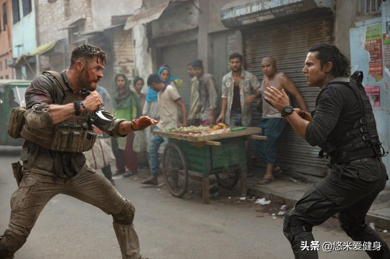 身高190的澳洲帅哥，因出演雷神而成名，年近40仍有健壮肌肉