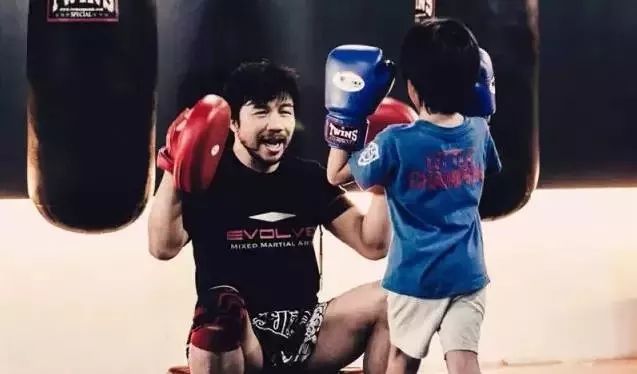 7岁男孩适合格斗吗,让小男孩去学打篮球的好处