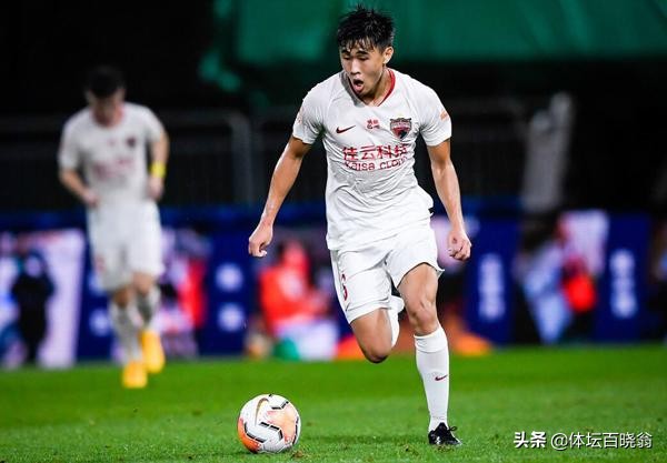 他是今年中超最火U21新星！曾效力欧洲联赛多年，或可接班郑智
