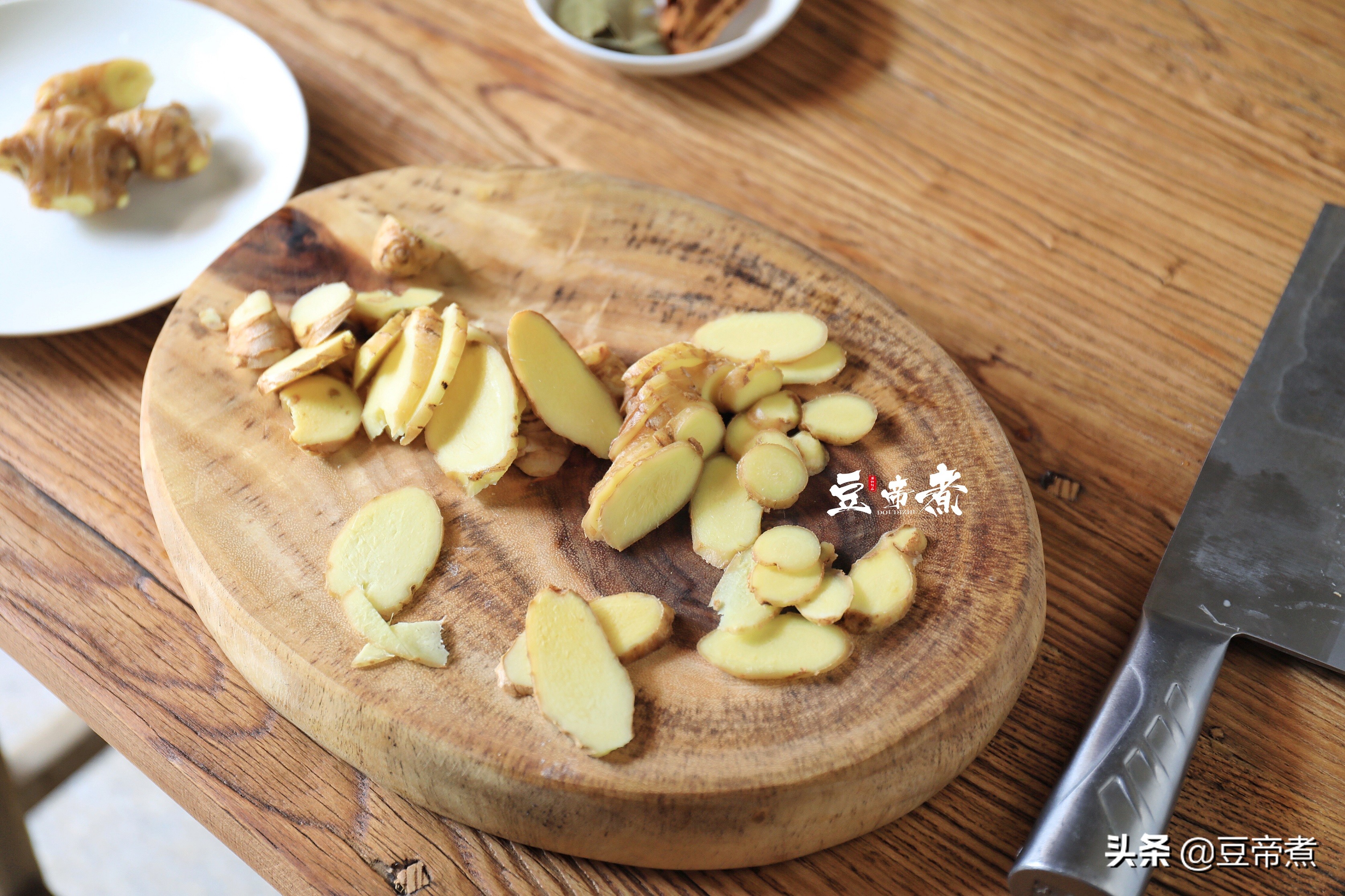 在朋友圈火了，整鸭入锅不用一滴水，鸭肉细嫩好吃，让人垂涎三尺