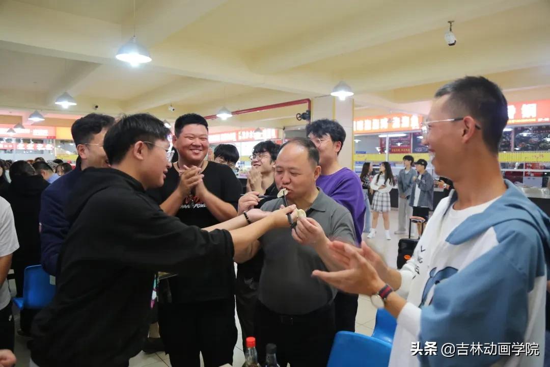 吉林动画学院18周年庆,校长和学生包饺子视频