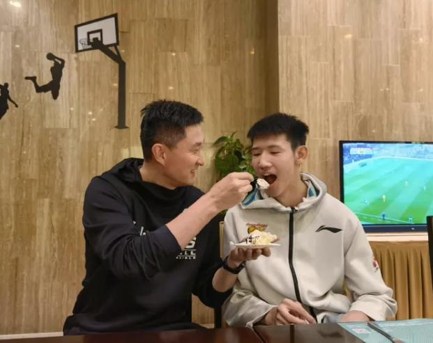 郭艾伦被犯规生气,郭艾伦拿蛋糕