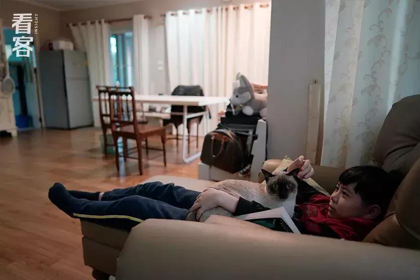 为了孩子上学全家都搬到县城好嘛,为了孩子上学全家去异地