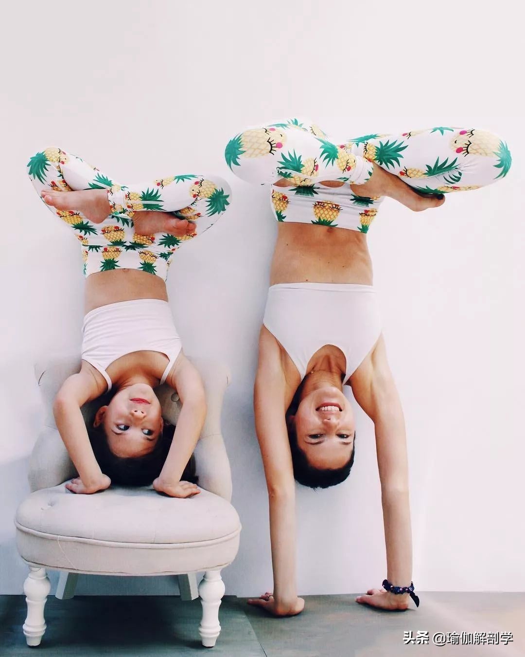 跟妈妈一起练瑜伽的女孩长大了,妈妈教女儿一起练瑜伽