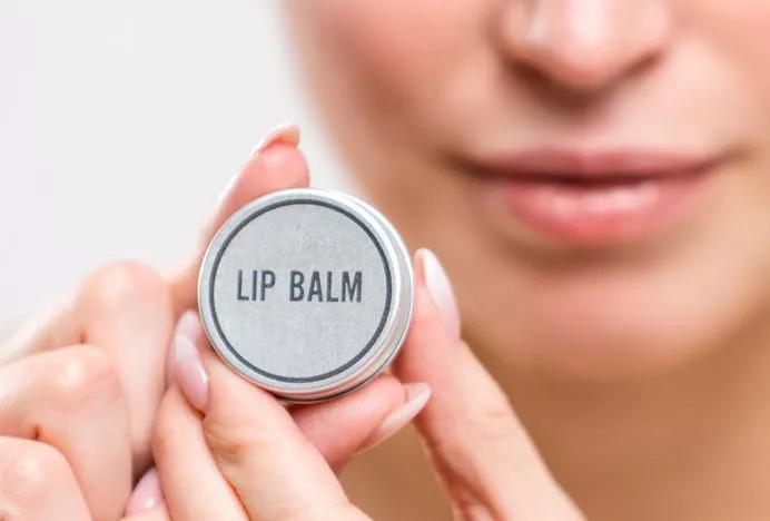 小孩脸冬天出冻疮还有红疙瘩,冬天皮肤湿疹干燥发痒怎么办