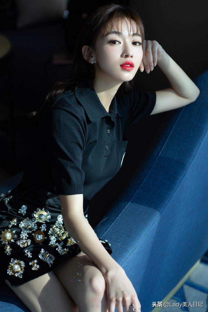 吴谨严的皮草夹克忒帅气了！全身黑显身材，但这蓝色针织帽好萌啊