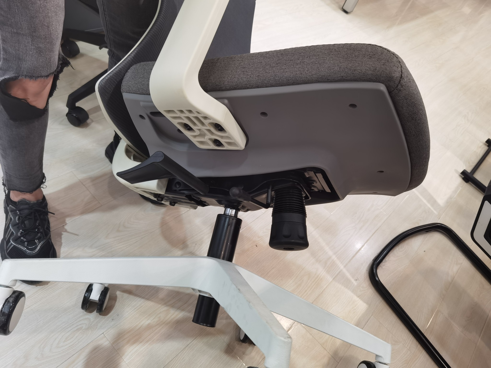 挂“名字”不如挂“广告”？郑州一家具店“藏”起门头做生意，店员道出原因