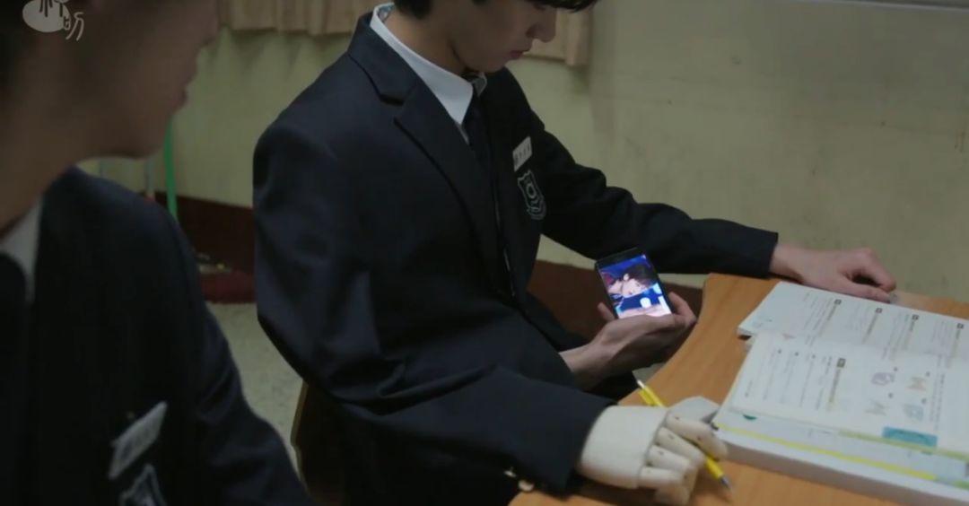 三个男生一个高冷一个腼腆,一个高冷的男生逗比