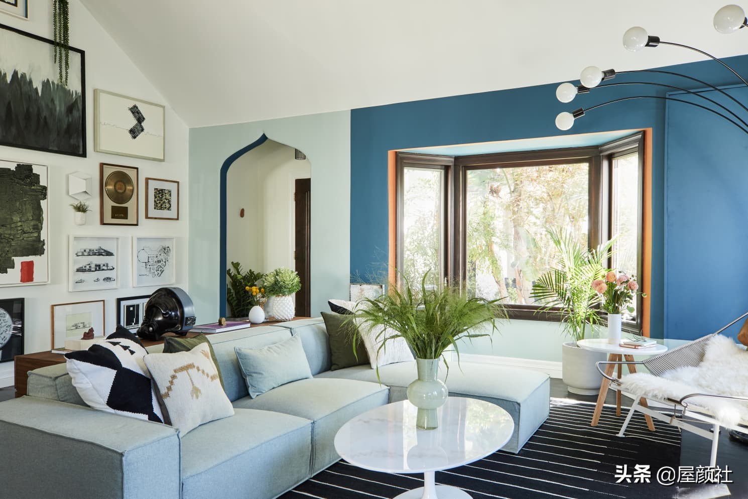 好莱坞明星詹妮娜的豪宅曝光。混搭复古，大胆涂色，居然还配秋千