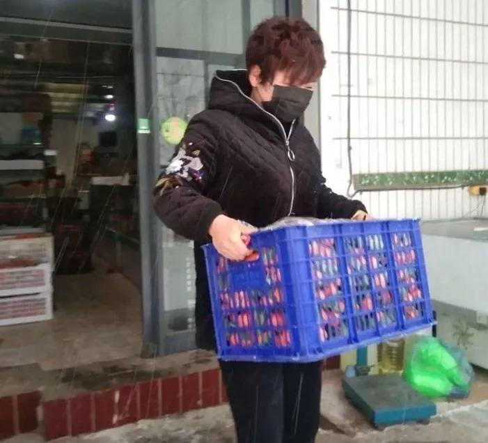 抗疫战斗党旗飘扬,抗击疫情坚守岗位的报道