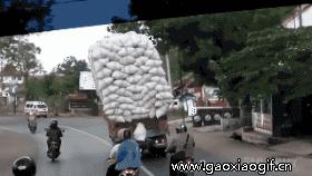 足球打脸倒地搞笑gif,足球搞笑gif动图