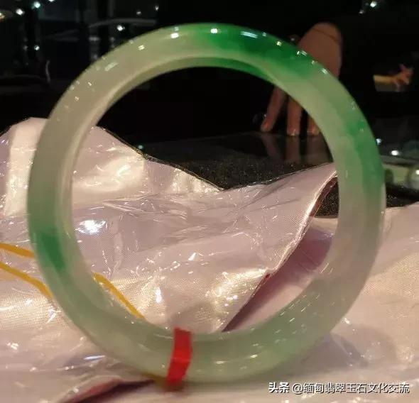 翡翠手镯的水头怎么看好坏,翡翠手镯的基本知识大全